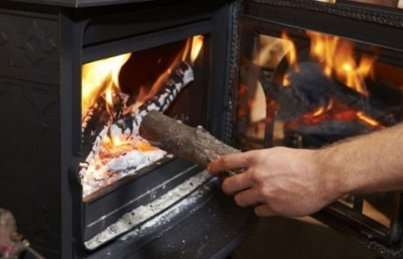 ATENȚIE! Șase persoane au decedat, iar alte două au ajuns la spital cu arsuri în urma unor incendii generate de jarul căzut din sobă