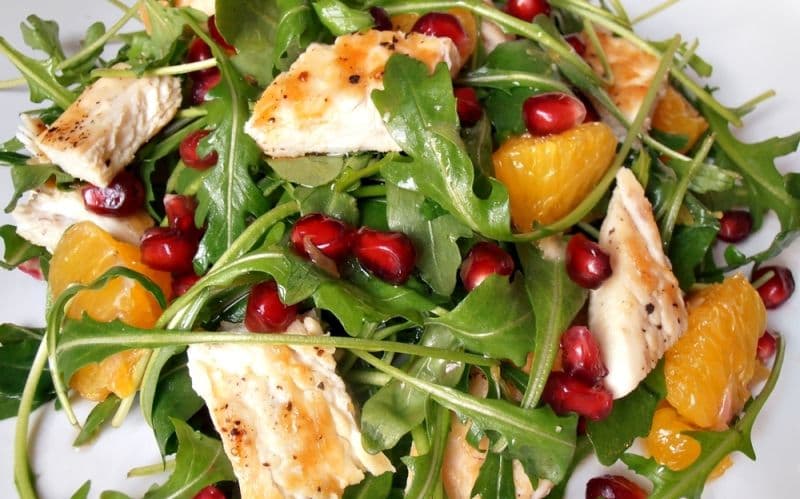 Salată de pui cu rucola, iaurt și usturoi