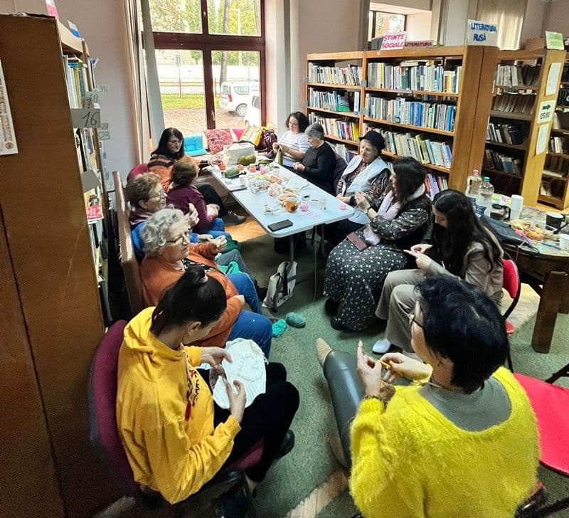 Șezătoare și lectură - lumea printre andrele și pagini legate laolaltă 