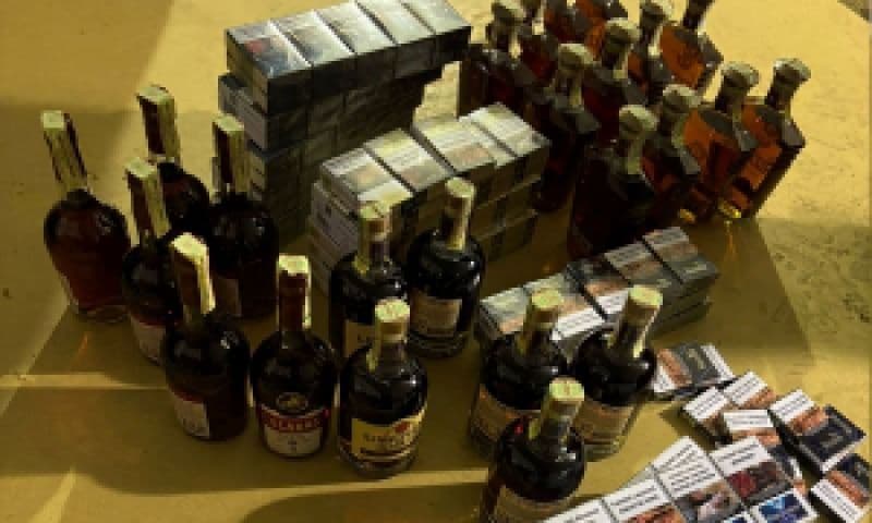 Țigări și alcool fără acte, confiscate de polițiștii de frontieră botoșăneni