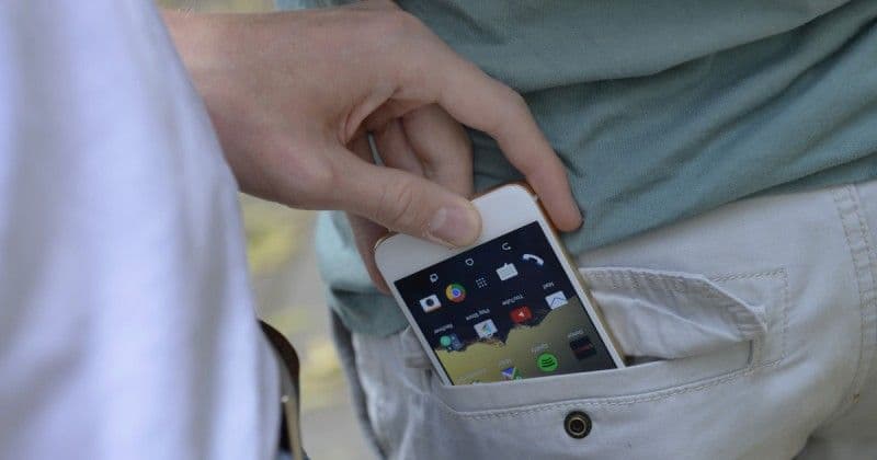Tineri arestați de polițiștii botoșăneni pentru tâlhărie: au sustras două telefoane mobile și bani