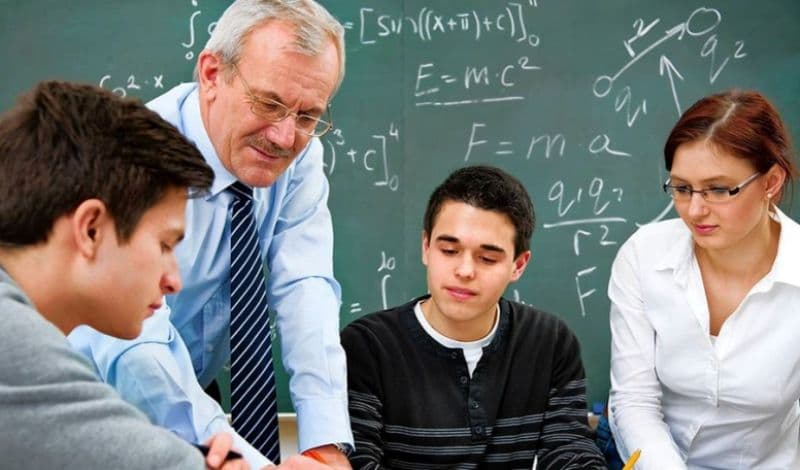 România este în pragul unei crize de profesori. O treime au deja peste 50 de ani. Cei tineri spun că sunt „prea stresați”