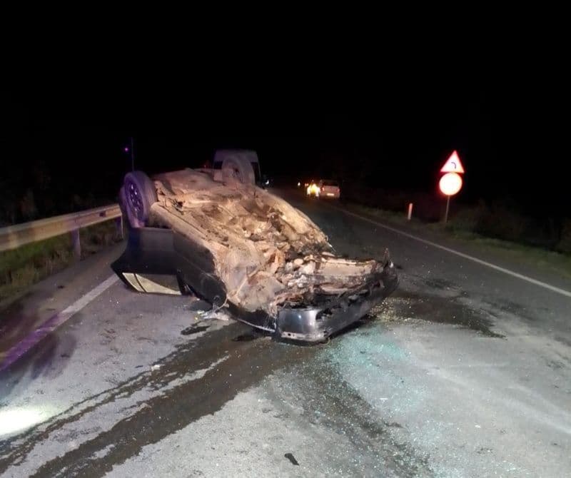 O mașină s-a răsturnat pe cupolă după ce a lovit alt autoturism la Trușești