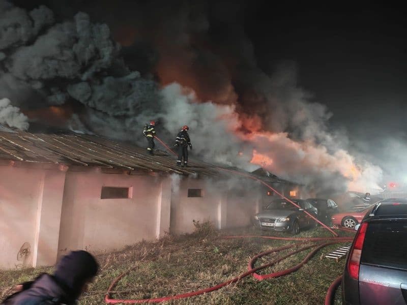 Pompierii botoșăneni, în sprijinul colegilor din Suceava la un incendiu izbucnit în comuna Dumbrăveni
