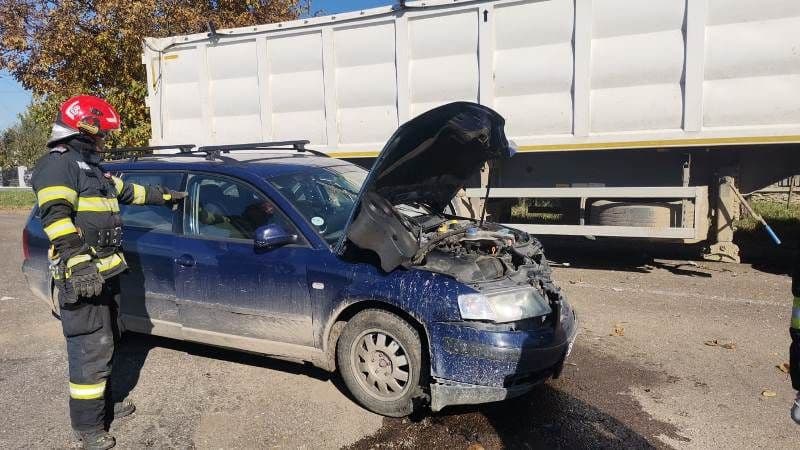 Accident între un autoturism și un camion. Doi pasageri au ajuns la spital