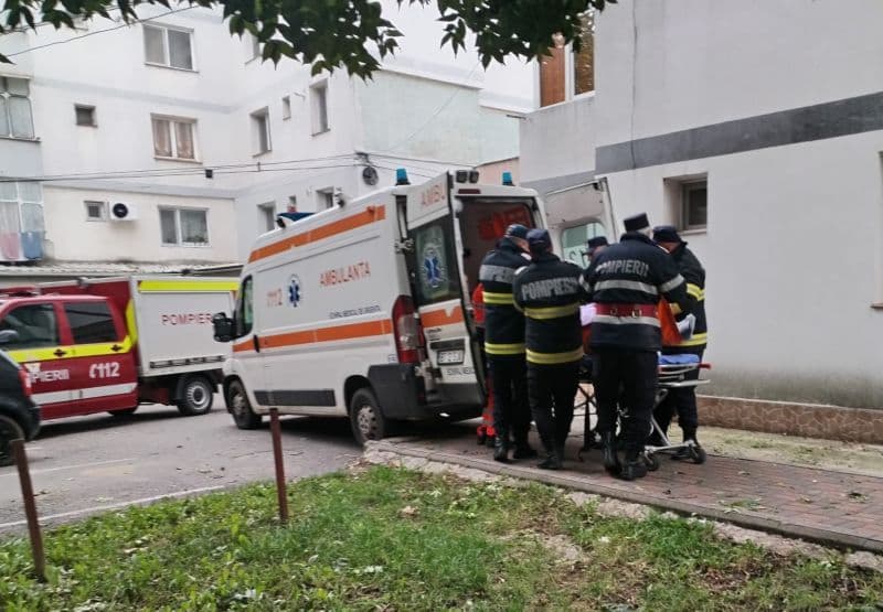 Femeie din Dorohoi aflată în stare gravă, transportată la spital cu ajutorul pompierilor