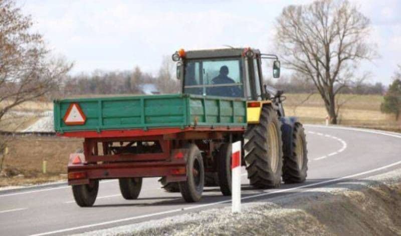 Tractor fără asigurare, ITP și plăcuțe cu numere de înmatriculare oprit în trafic de polișiștii botoșăneni