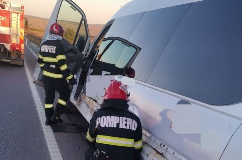 Accident rutier între un autoturism și un microbuz în comuna Stăuceni