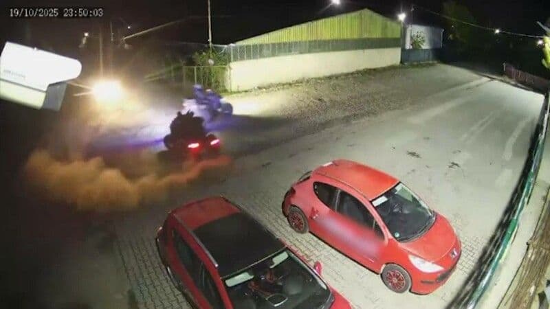 Geamurile mașinilor unei firme din Botoșani, distruse de niște teribiliști care au făcut drifturi cu ATV-urile pe pietriș