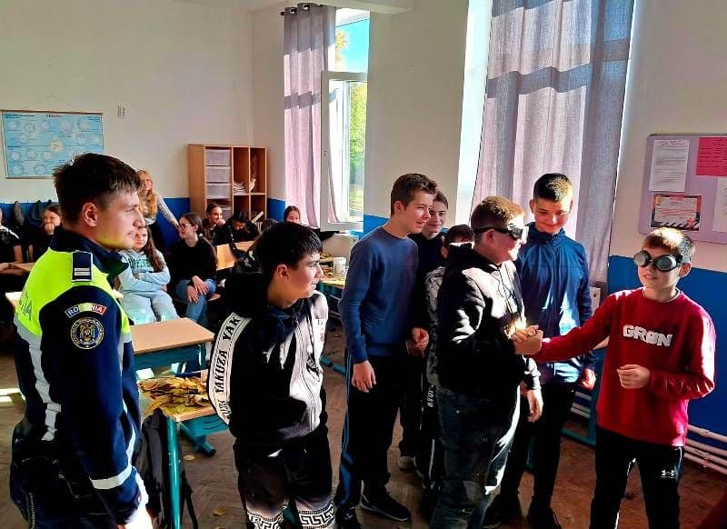 Activități de siguranță școlară cu elevii din Mihăileni în cadrul campaniei „Dorințe îndeplinite la vârste potrivite”