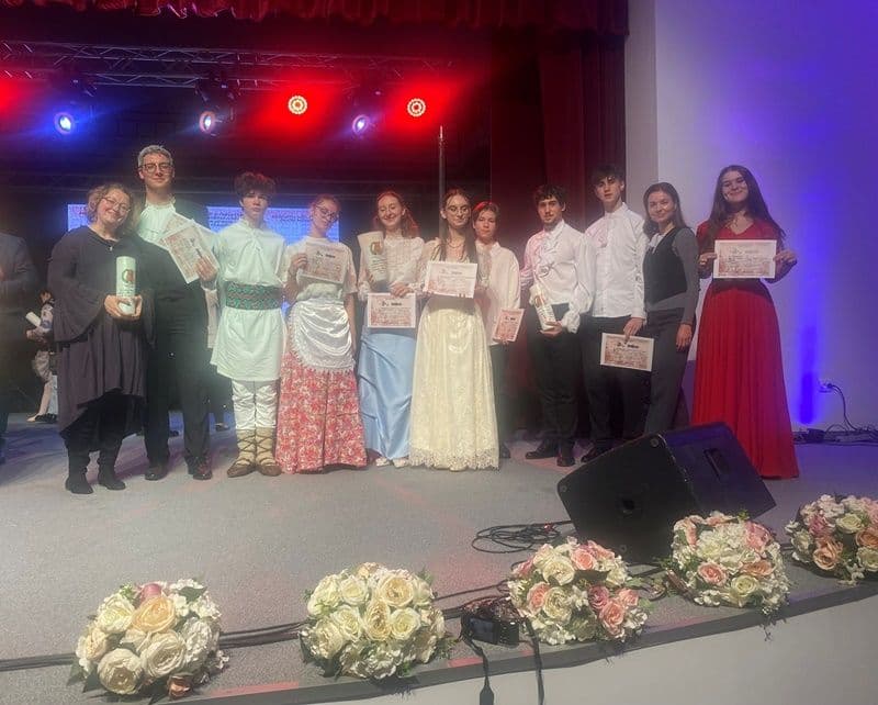 O nouă prestație artistică a Trupei de Teatru „AMICII” recompensată cu TROFEUL FESTIVALULUI!