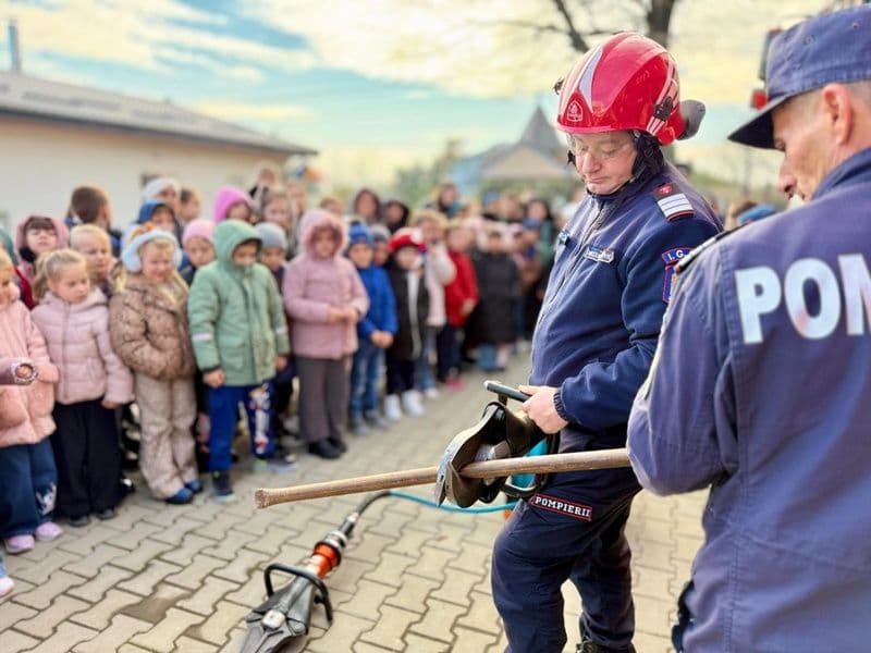 Pompierii le-au vorbit elevilor despre siguranță, în cadrul programului „Școala Altfel” - FOTO