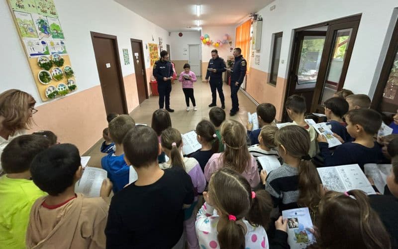 Polițiștii din cadrul Biroului pentru Protecția Animalelor alături de copii, în săptămâna „Școala altfel”