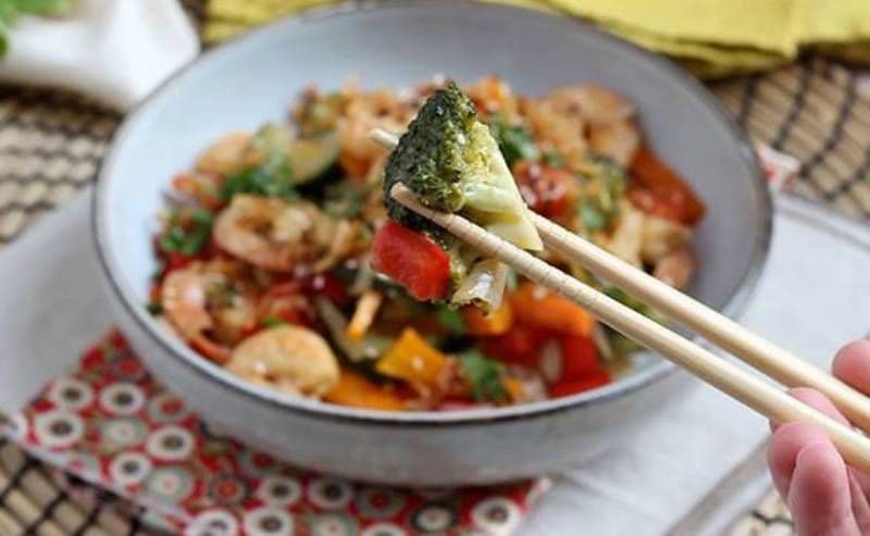 Legume și creveți la wok