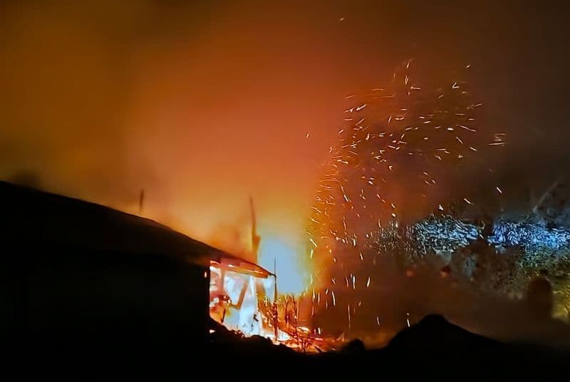 Incendiu violent izbucnit într-o gospodărie din comuna Vorona