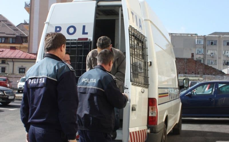 Arestat preventiv 30 de zile pentru tentativă de omor, după ce a lovit cu toporul un vecin