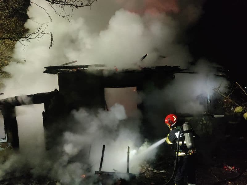 O femeie din comuna Ungureni are nevoie de ajutor după ce casa a fost distrusă de un incendiu