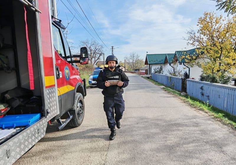 Proiectil exploziv găsit de un bărbat care săpa o groapă pentru a planta un copac
