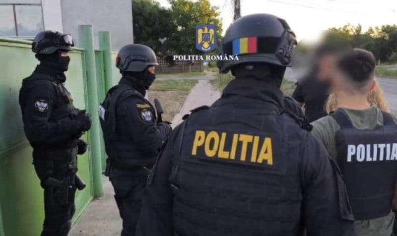 Percheziții la Corlăteni, în urma unei postări pe o rețea de socializare. Armă și muniție ridicate de polițiști