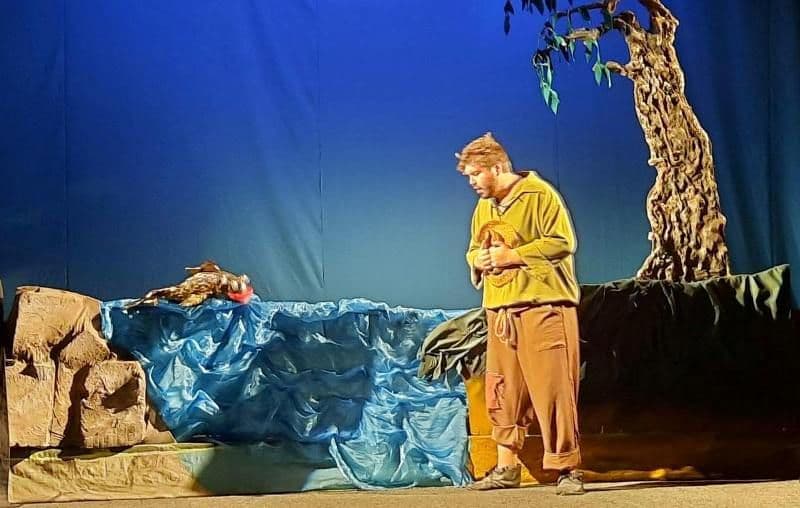 „Povestea peştişorului de aur”, un spectacol cu actori şi păpuşi