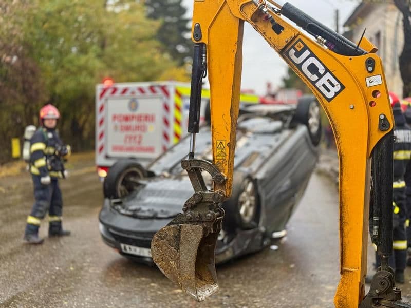 Un bărbat de 30 de ani a ajuns la spital după ce mașina pe care o conducea s-a răsturnat - FOTO