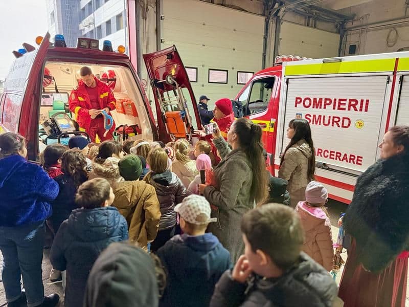 Peste 400 de elevi botoșăneni au învățat de la pompieri cum să prevină situațiile de urgență