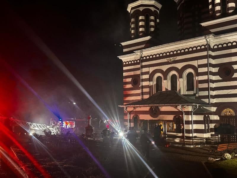 Incendiu la Catedrala din Dorohoi. Pompierii acționează pentru lichidarea flăcărilor – FOTO
