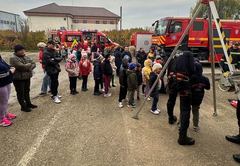 O zi cu pompierii: copiii învață reguli de siguranță și se familiarizează cu intervențiile salvatorilor