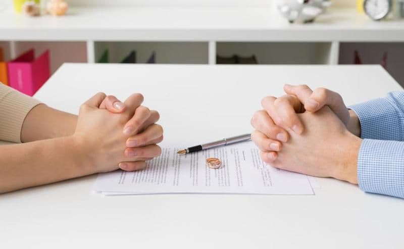 Regulă nouă în caz de divorț. Soțiile ar putea păstra numele din timpul căsătoriei fără acordul fostului soț