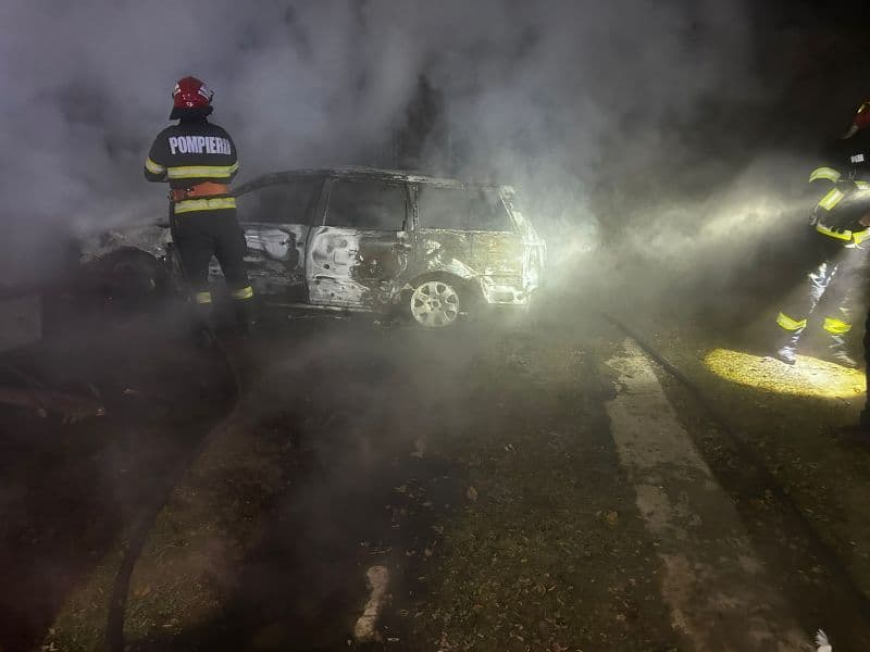 Autoturism parcat într-o gospodărie din Copălău cuprins de flăcări