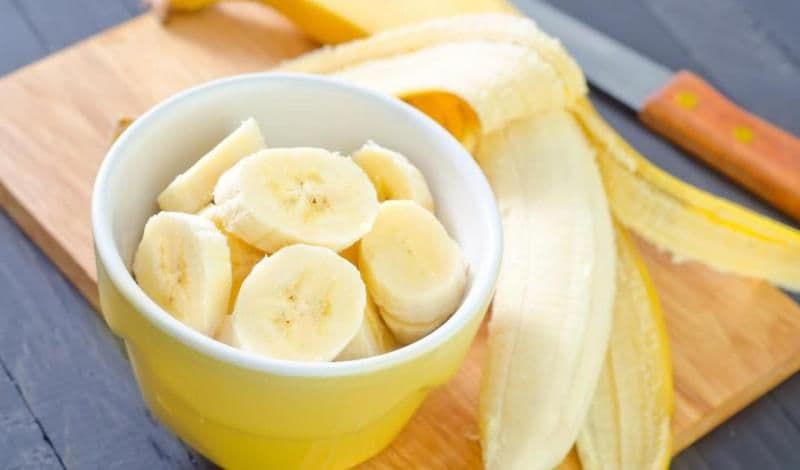 Iată de ce ar trebui să îți începi ziua cu un pahar cu apă caldă și o banană