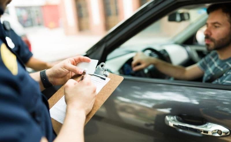 Amendă de 4.000 de lei și dosar penal pentru un șofer care nu deținea documentele prevăzute de lege, iar autoturismul pe care îl conducea nu avea ITP 