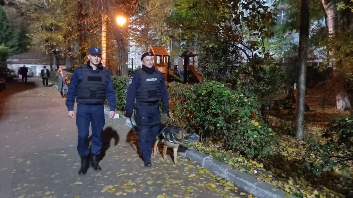 Dosar penal pentru doi tineri de 18 ani care aveau asupra lor substanțe cu posibil efect psihoactiv