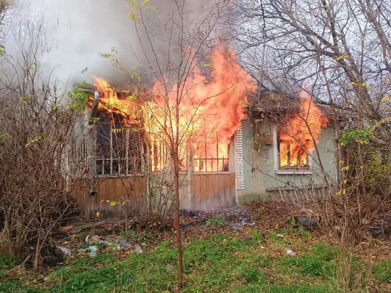 Casă distrusă de un incendiu violent - FOTO