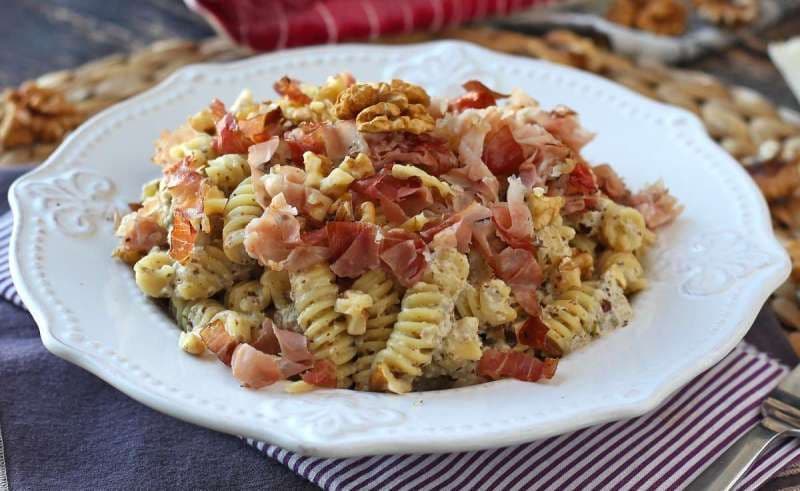 Paste cremoase cu bacon crocant și nuci