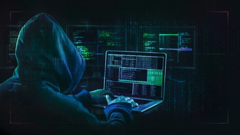 Percheziții desfășurate la doi tineri care au fost reținuți de polițiști pentru comiterea de infracțiuni informatice