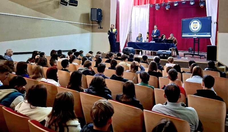 „Scoate violența școlară din anonimat” – activitate a polițiștilor botoșăneni