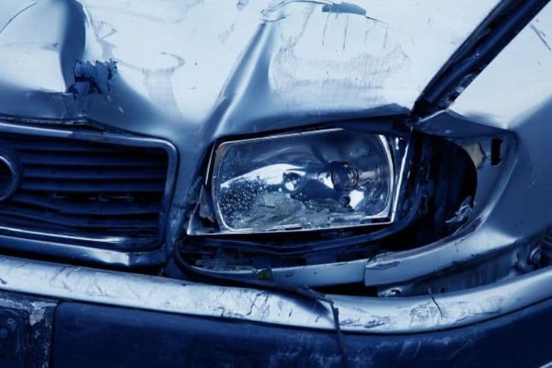 Șofer cercetat după ce a fost depistat în trafic în stare de ebrietate și cu mașina avariată