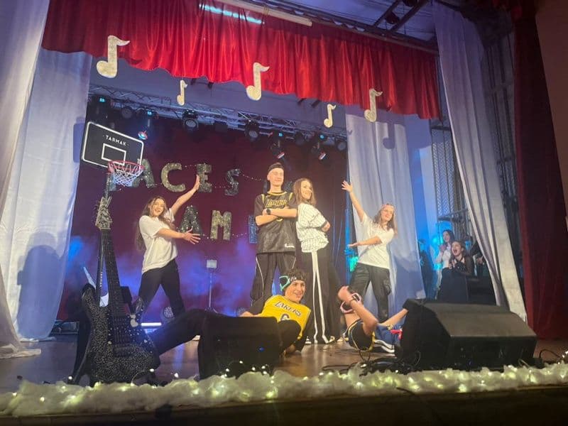 Balul Bobocilor „Regina Maria” Dorohoi 2025: Fețele faimei ale reginiștilor au cucerit scena!