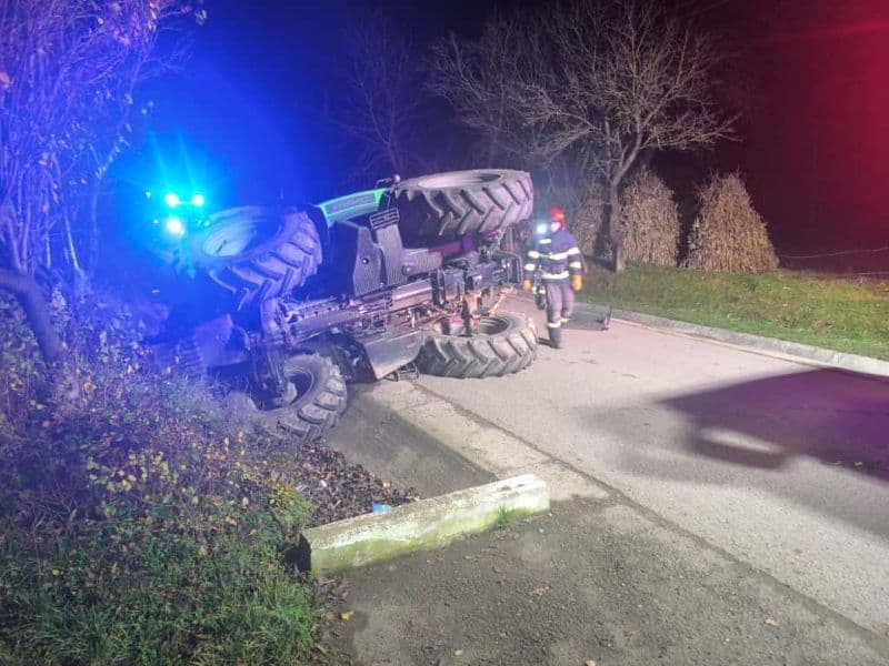 Trei bărbați au ajuns la spital după ce tractorul în care se aflau s-a răsturnat la Suharău
