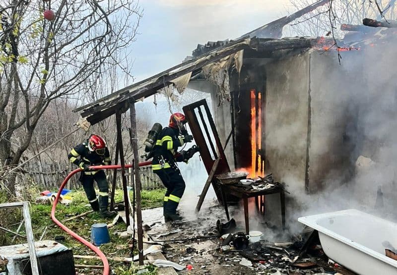 Bărbat din Pădureni ajuns la spital cu arsuri în urma unui incendiu care i-a cuprins casa