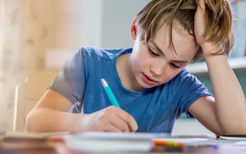 Se schimbă regulile pentru temele elevilor. Ministrul Daniel David dă mai puțin de lucru elevilor: Și-ar face cu mai mult drag o temă mai scurtă