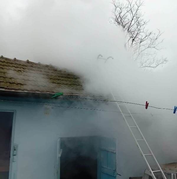 Bărbat de 93 de ani în pericol după ce în locuința sa a izbucnit un incendiu