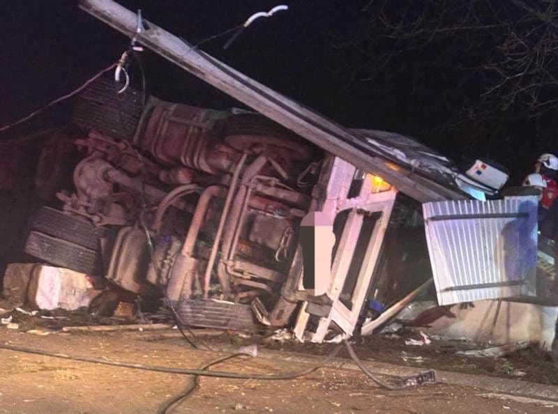 ACCIDENT! Șofer rănit după ce tirul pe care îl conducea s-a răsturnat pe un drum din județ - FOTO