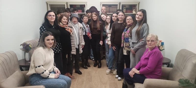 Generațiile se întâlnesc la Dorohoi: elevii de la Regina Maria, ambasadori ai zâmbetelor la Centrul de Zi pentru Persoane Vârstnice