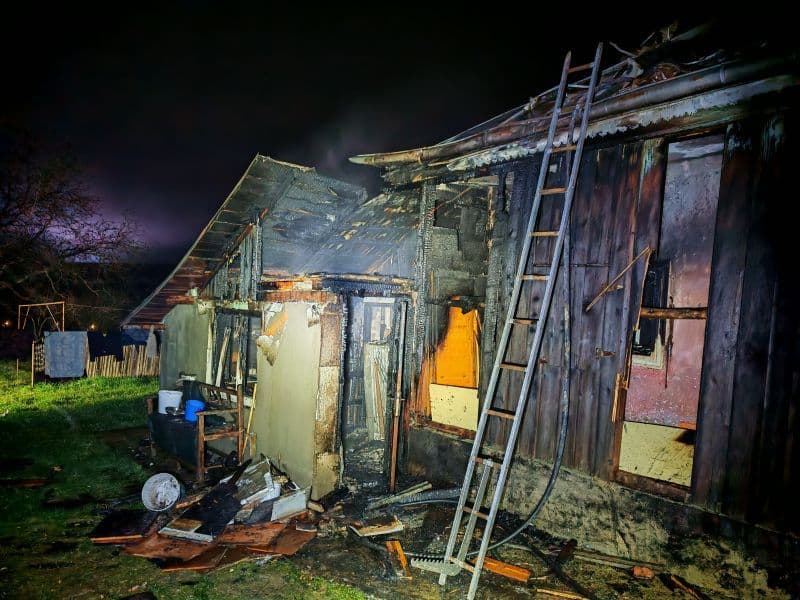 Bărbat ajuns la spital cu arsuri pe față, mâini și torace după ce în locuința sa a izbucnit un incendiu