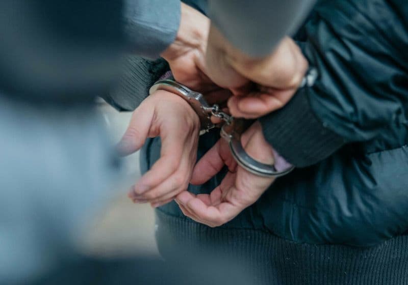 Patru tineri din Dorohoi reținuți de polițiști după ce au intrat în casa unui dorohoian și l-au tâlhărit