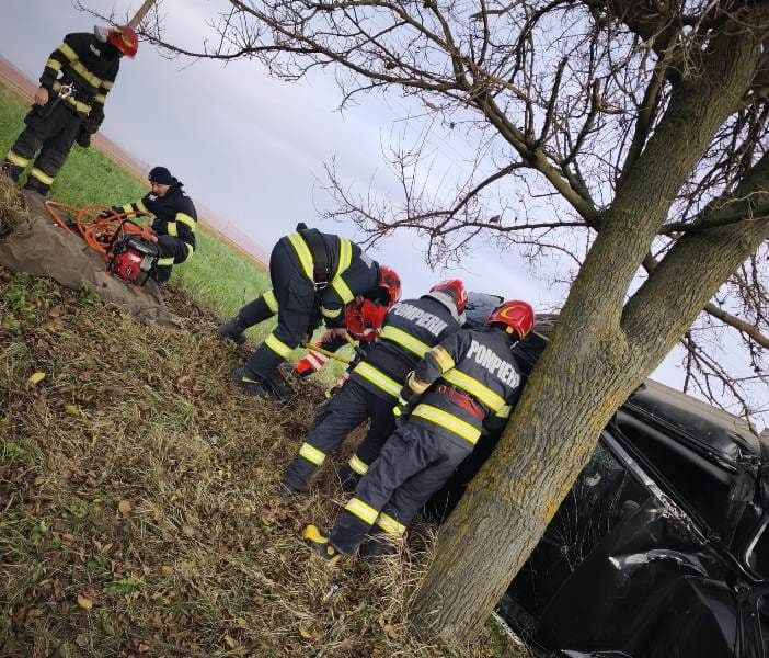 O mamă și doi copii au ajuns la spital, după ce mașina în care erau s-a răsturnat pe DN 29, la Săveni