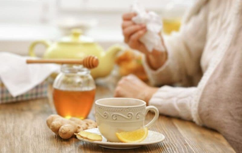 Ceaiuri care calmează durerea de gât în sezonul rece