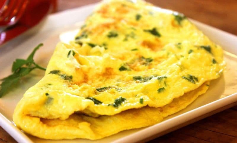 Omletă cu multă brânză cu ciuperci și pătrunjel